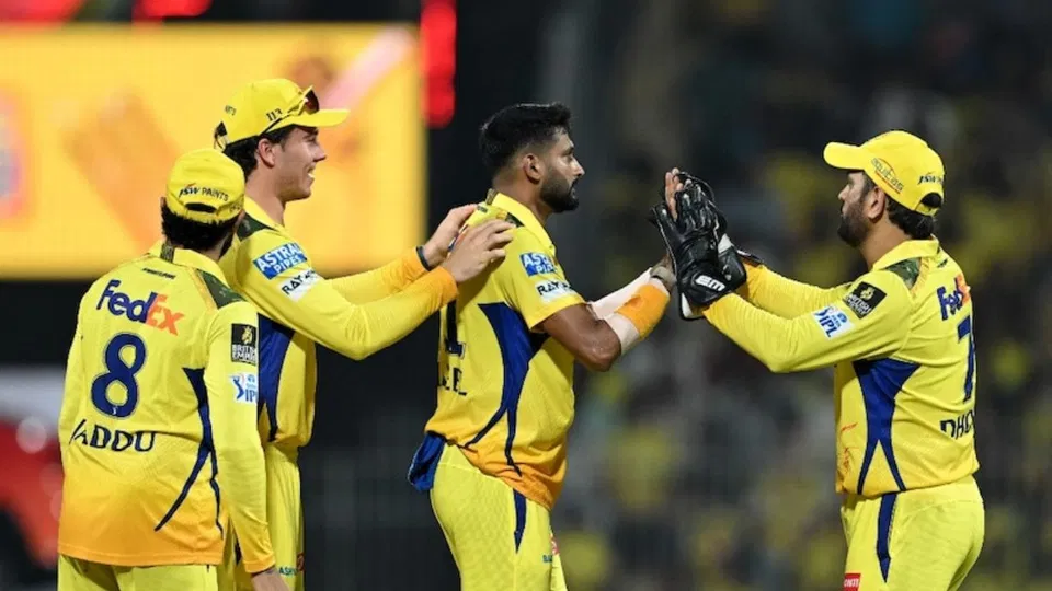 IPL 2026 के बीच CSK के लिए बुरी ख़बर, तेज़ गेंदबाज़ चोटिल होकर बाहर हुआ
